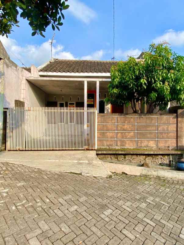 dijual rumah perumahan riverside