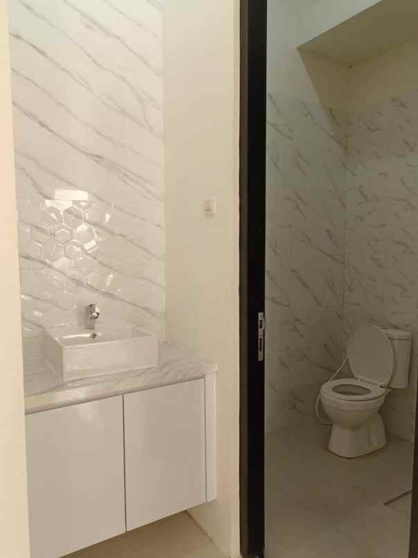 dijual rumah royal residence