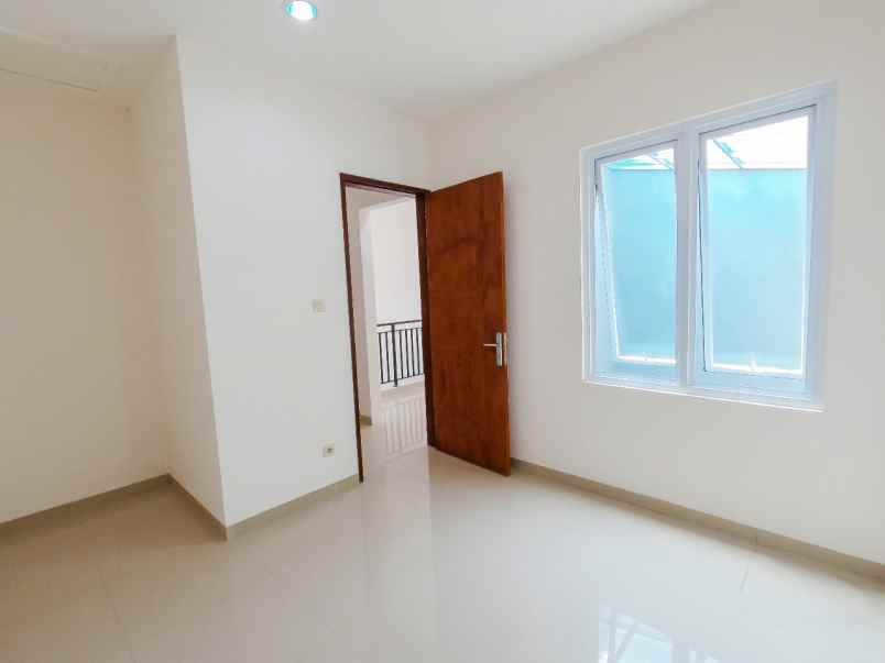 dijual rumah royal serpong village