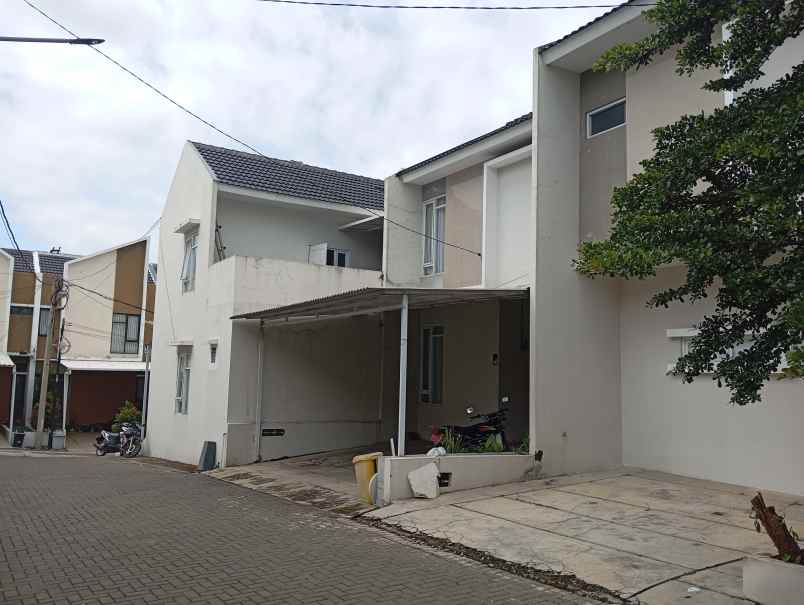 dijual rumah sariwangi