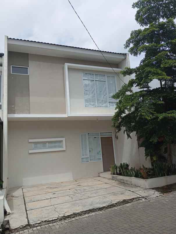 dijual rumah sariwangi