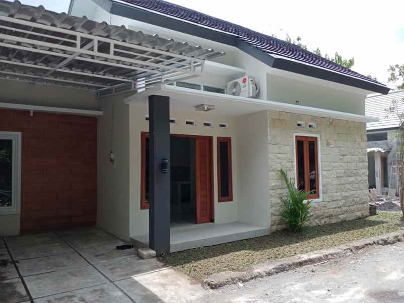 dijual rumah selatan lapangan kasihan