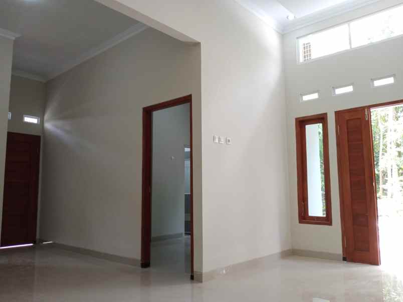 dijual rumah selatan lapangan kasihan