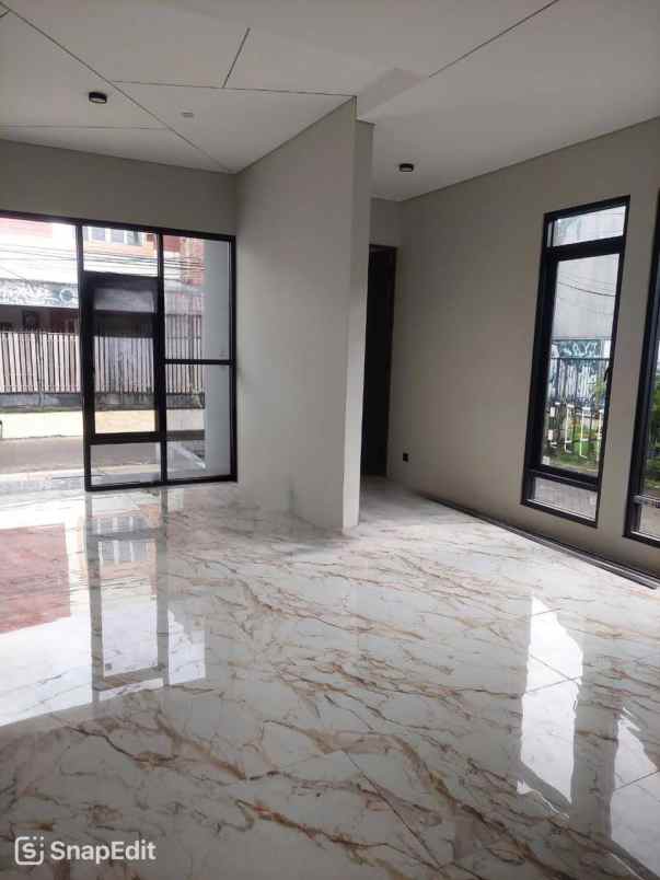 dijual rumah semampir
