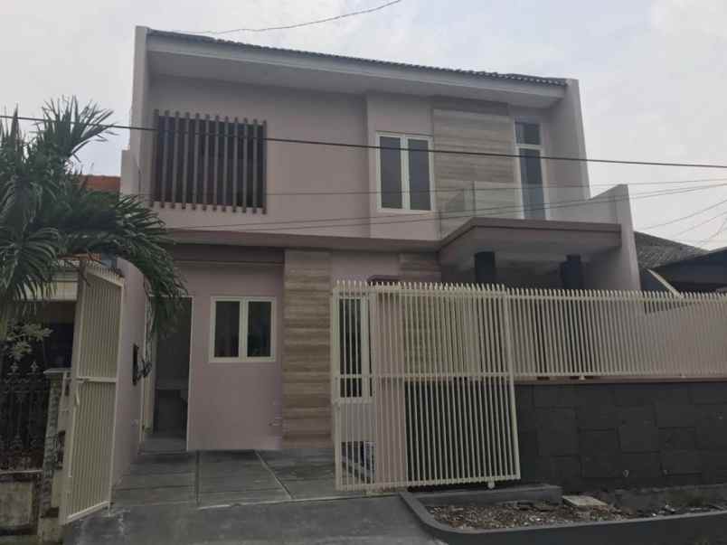 dijual rumah semolowaru