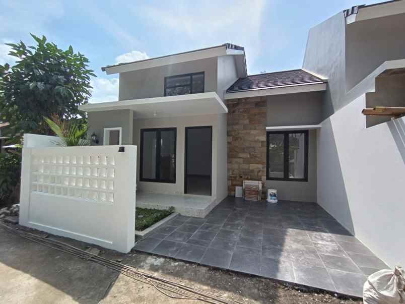 dijual rumah sidoluhur kec godean