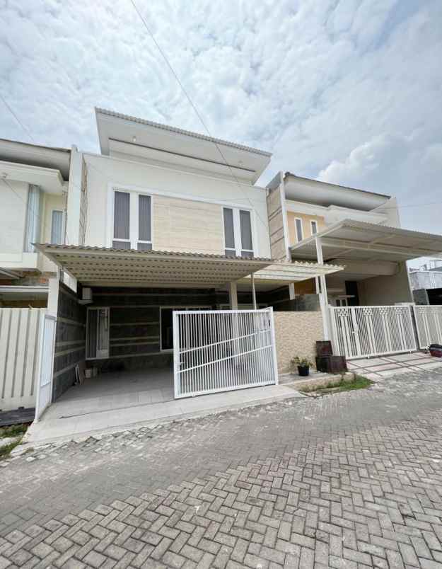 dijual rumah sutorejo