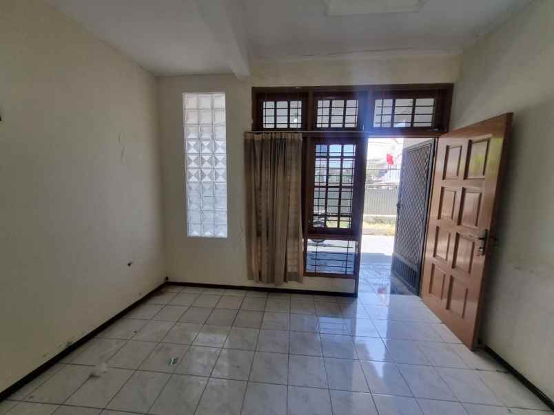 dijual rumah sutorejo prima