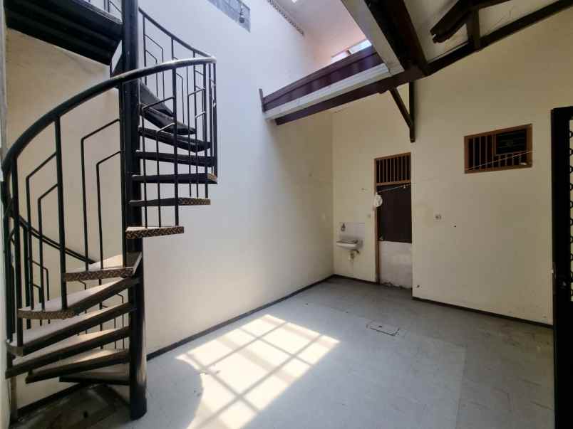 dijual rumah sutorejo prima