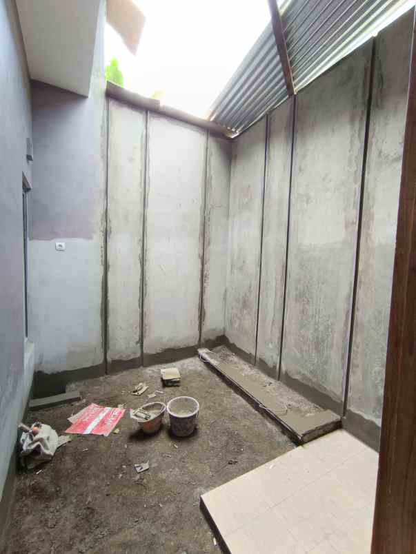 dijual rumah tajem