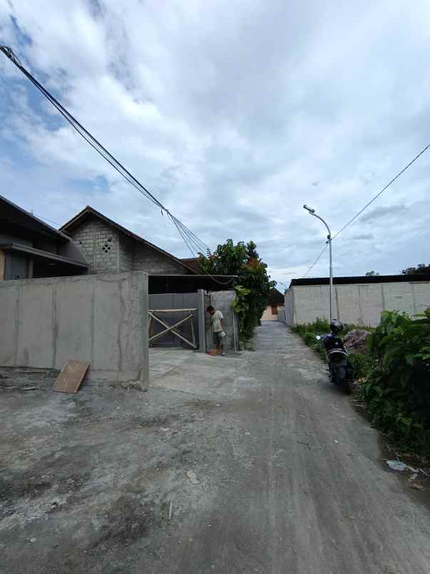 dijual rumah tajem