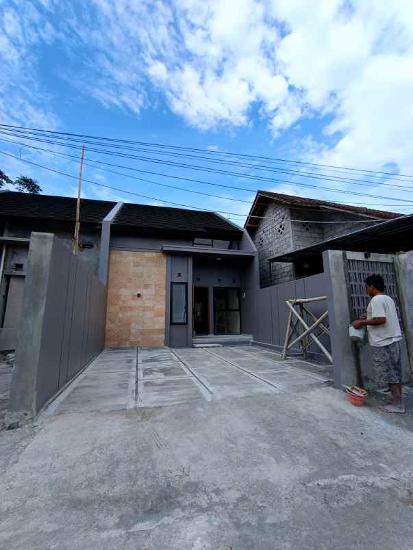 dijual rumah tajem