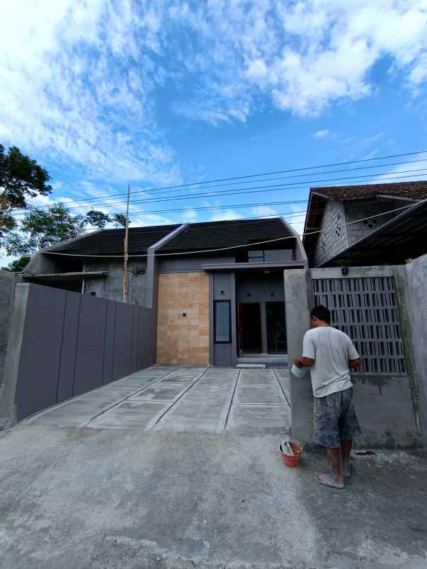 dijual rumah tajem