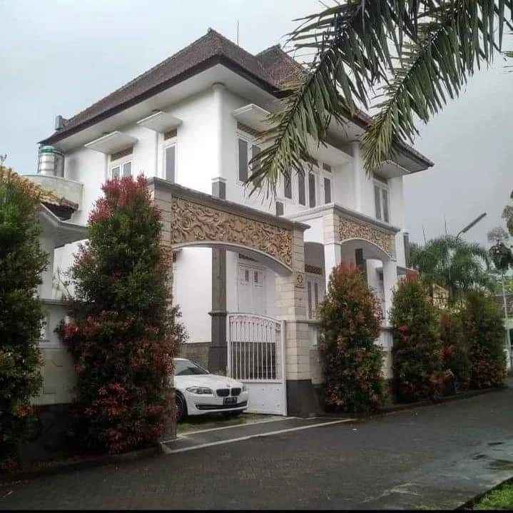 dijual villa batu