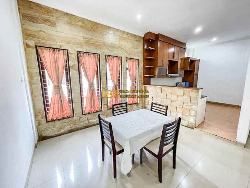 dijual villa komplek cemara asri jalan