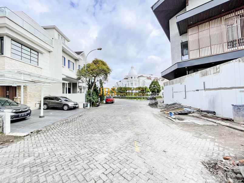 dijual villa komplek riverview polonia kondisi kosong