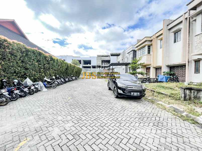 dijual villa komplek riverview polonia kondisi kosong