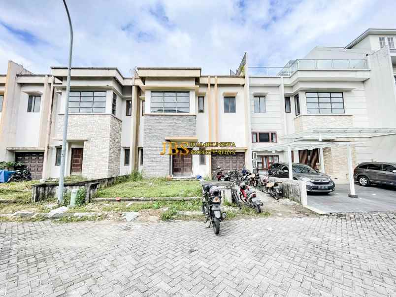 dijual villa komplek riverview polonia kondisi kosong