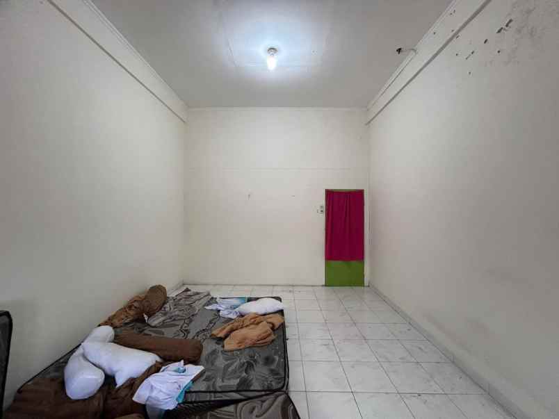 disewakan ruko 3 lantai deket pusat perbelanjaan mmtc
