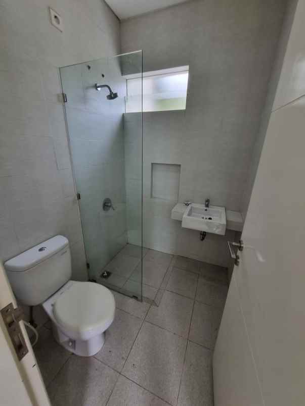 disewakan rumah jalan north west lake