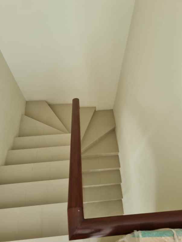 disewakan rumah jalan north west lake