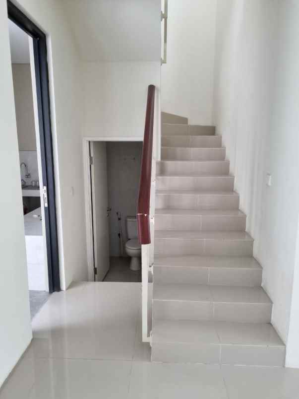 disewakan rumah jalan north west lake