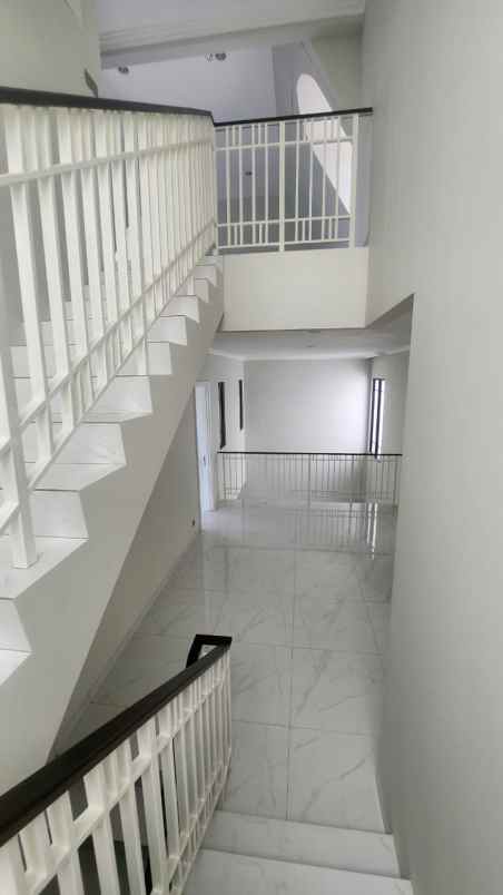 disewakan rumah summarecon crown gading