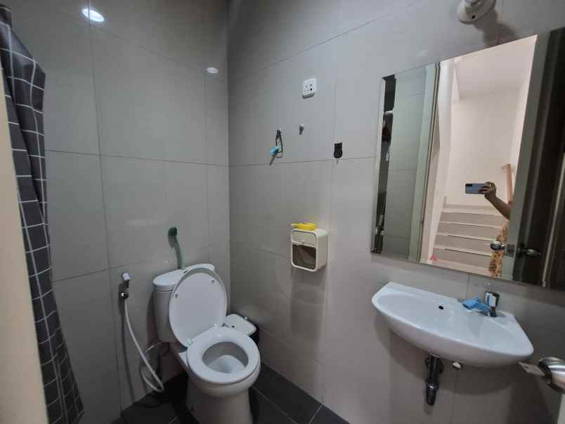 disewakan rumah suvarna sutera cluster