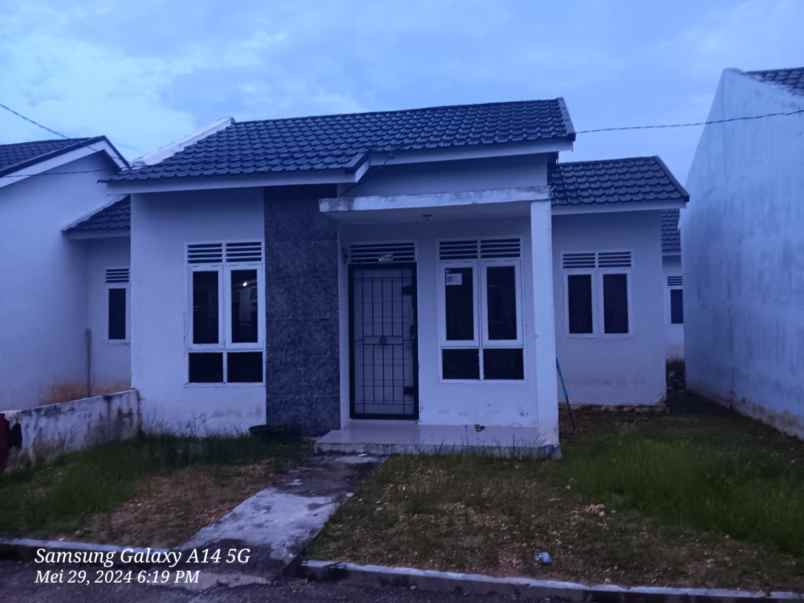 over kredit rumah jl pesantren parit indah