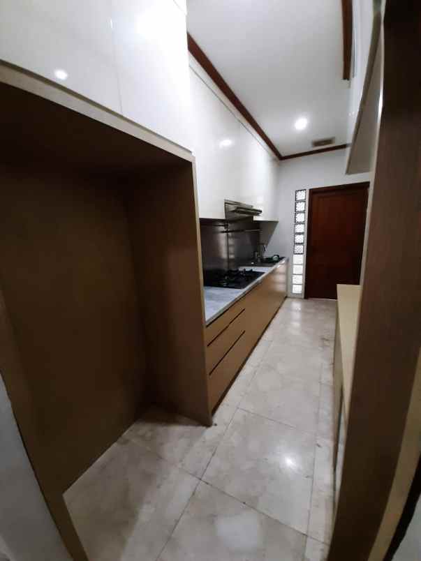 rumah 1 5 lantai dalam komplek sektor 5 bintaro jaya