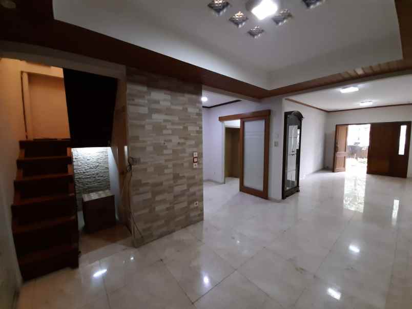 rumah 1 5 lantai dalam komplek sektor 5 bintaro jaya