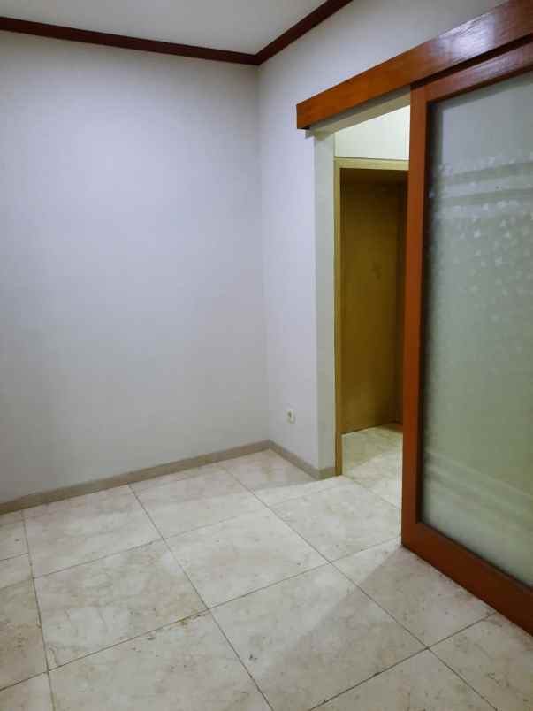 rumah 1 5 lantai dalam komplek sektor 5 bintaro jaya