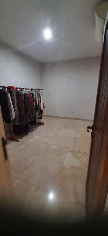 rumah 1 5 lantai dalam komplek sektor 5 bintaro jaya