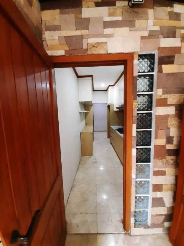 rumah 1 5 lantai dalam komplek sektor 5 bintaro jaya