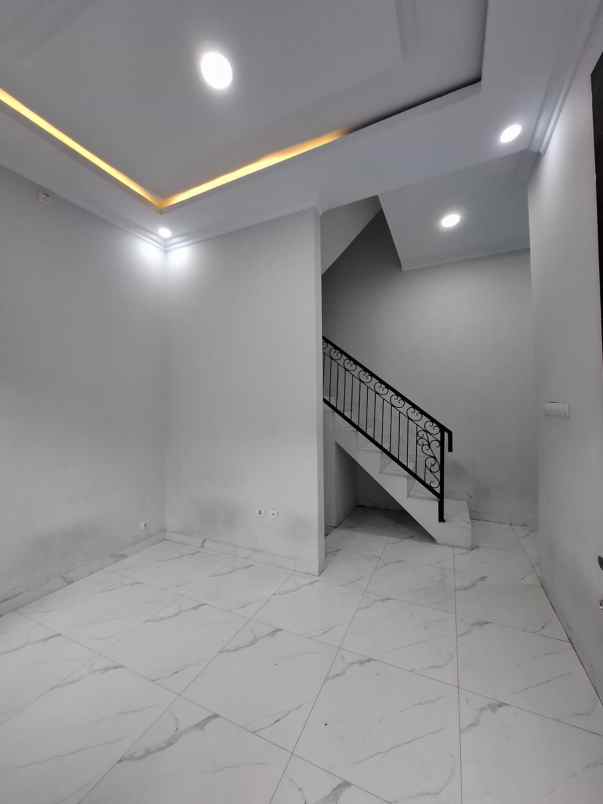 rumah 2 kt 2 km hanya 5 menit ke ui depok