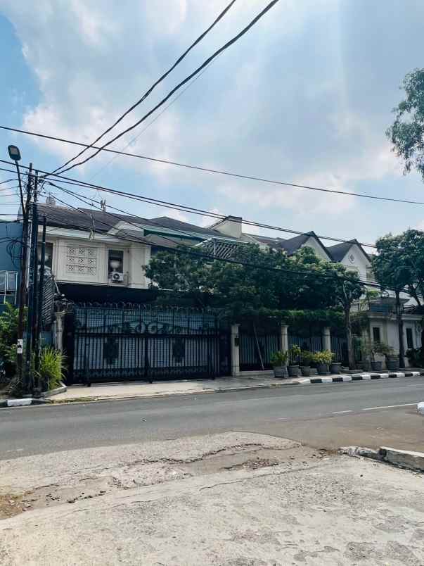 rumah 2 lantai bagus unfurnished shm di harga menarik