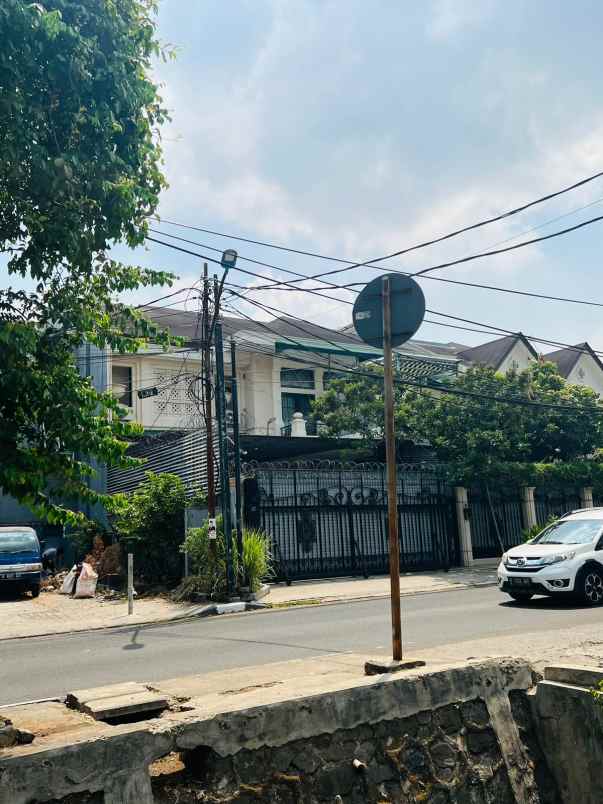 rumah 2 lantai bagus unfurnished shm di harga menarik