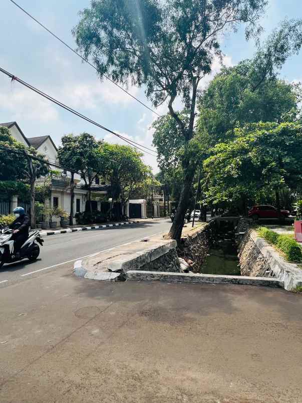 rumah 2 lantai bagus unfurnished shm di harga menarik