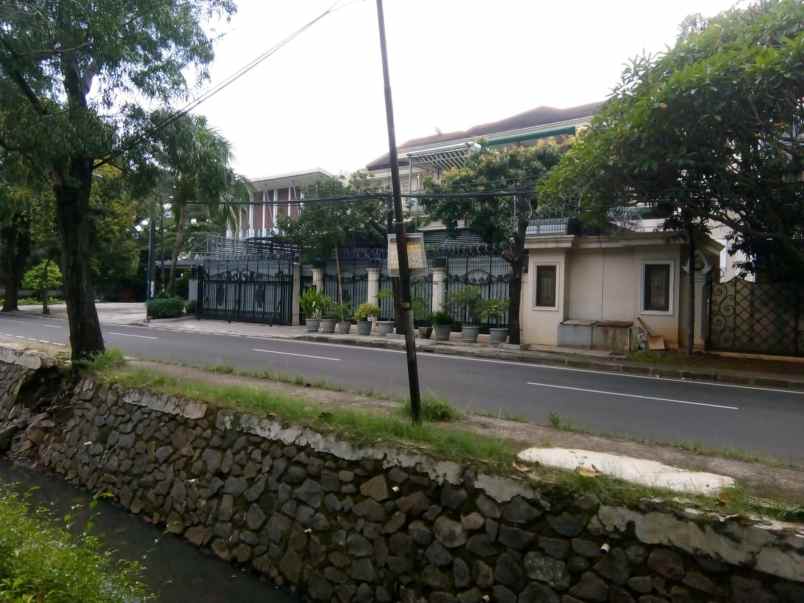 rumah 2 lantai bagus unfurnished shm di harga menarik