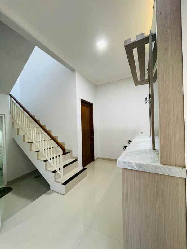 rumah 2 lantai full furnish di godean km 7 5