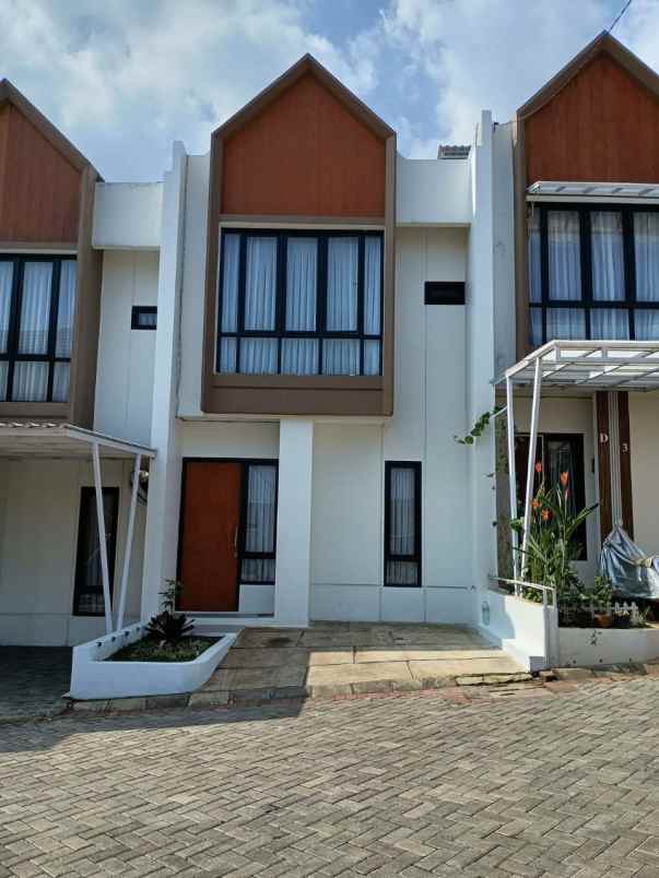 rumah 2 lantai nuansa villa di kodya bandung