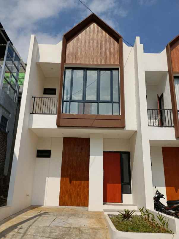 rumah 2 lantai nuansa villa di kodya bandung