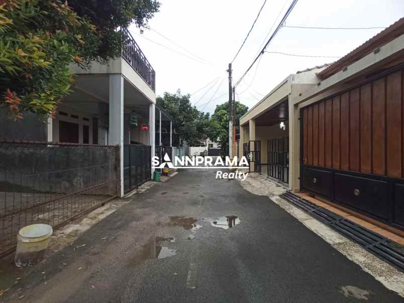 rumah apik terawat di puspitek tangerang selatan