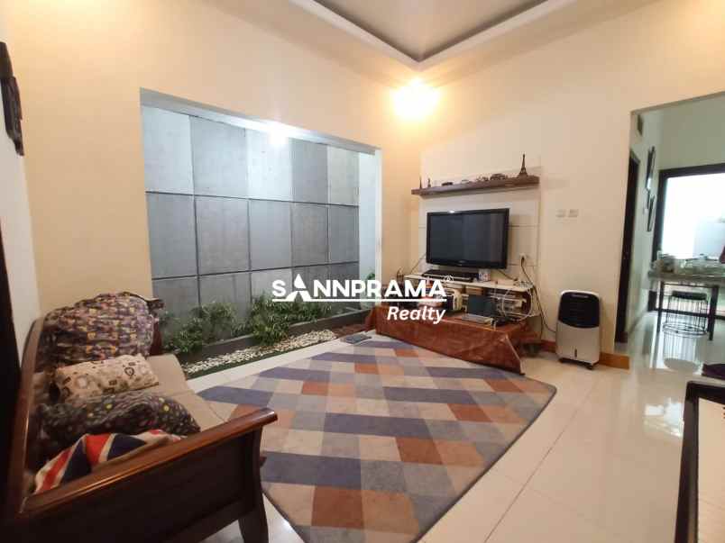 rumah apik terawat di puspitek tangerang selatan