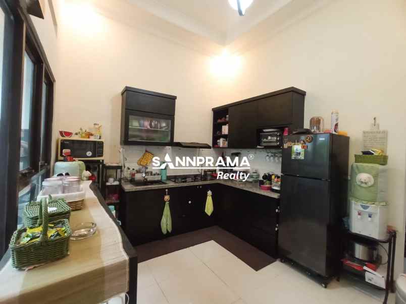 rumah apik terawat di puspitek tangerang selatan
