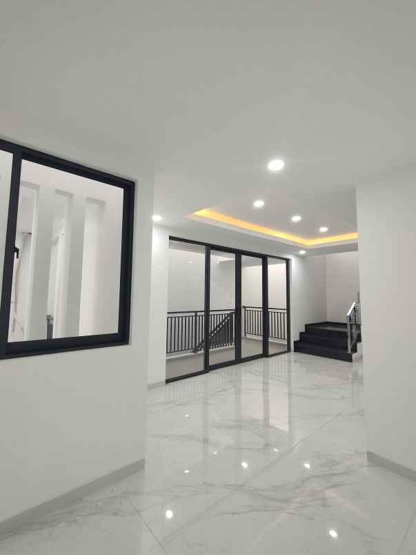 rumah baru 3 lantai modern minimalis di pakuwon city