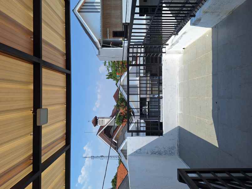 rumah baru pinggir jalan raya sambiroto tembalang