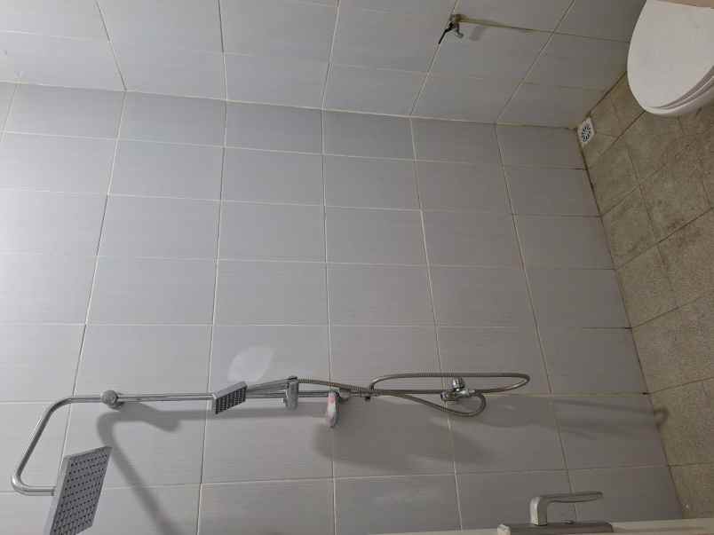 rumah baru pinggir jalan raya sambiroto tembalang