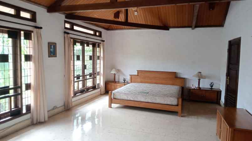 rumah besar dekat grapari telkomsel denpasar