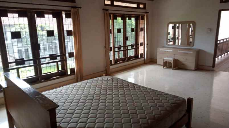 rumah besar dekat grapari telkomsel denpasar